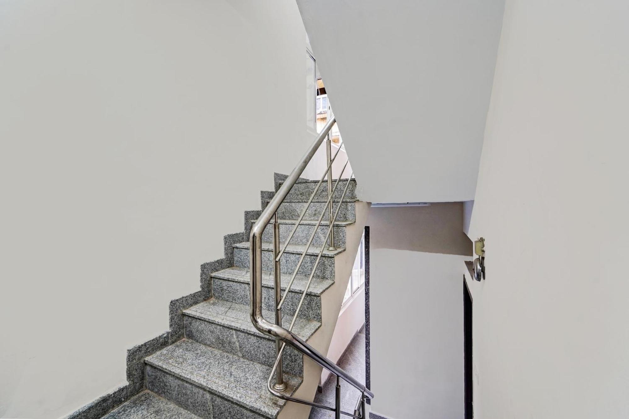 Townhouse 1096 Hotel Redfox Nungambakkam Chennai Bagian luar foto