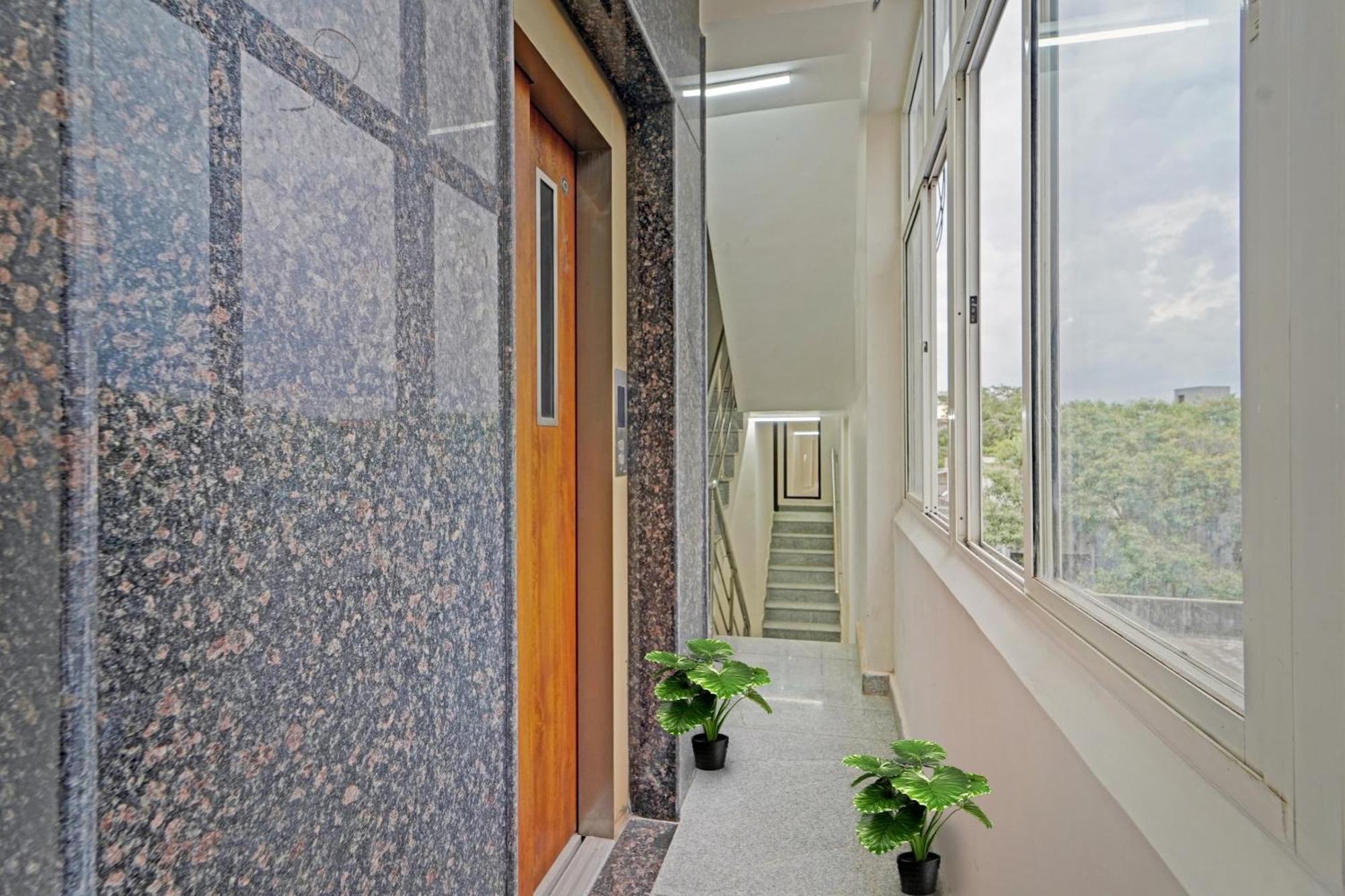 Townhouse 1096 Hotel Redfox Nungambakkam Chennai Bagian luar foto